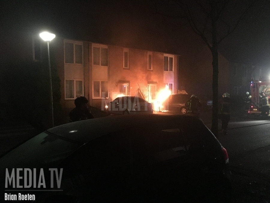 Twee auto's in brand op de Molenmeesterslag in Gouda