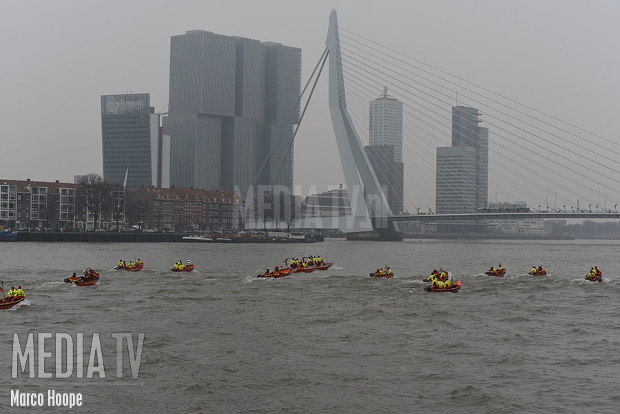 Reddingsbrigade vaart sponsortocht voor Serious Request en passeert Rotterdam