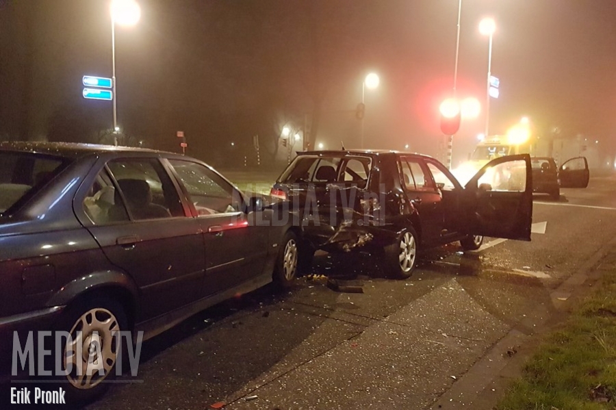 Flinke schade bij kop-staart botsing tussen 3 voertuigen Groene Kruisweg Rotterdam