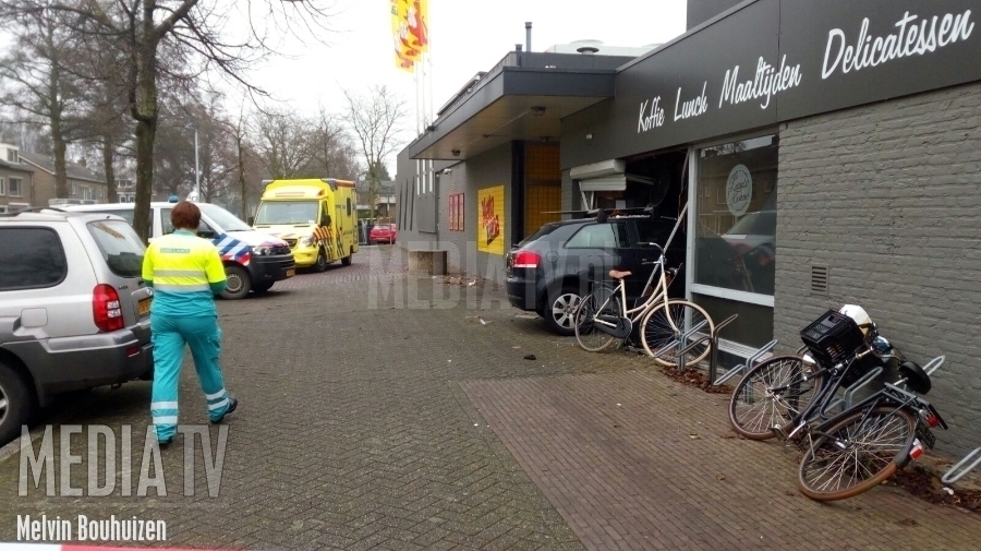 Auto rijdt lunchroom binnen Damplein Dordrecht (video)