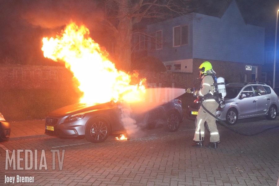 Auto in vlammen op aan de Groote Lindtstraat in Rotterdam (video)