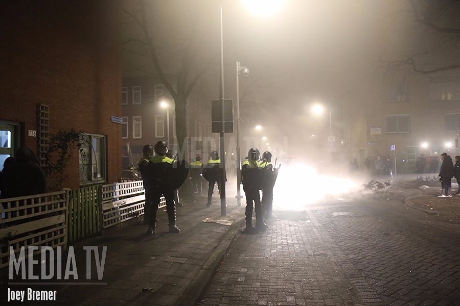 Brandweermannen en agenten bekogeld met vuurwerk Riederlaan Rotterdam (video)