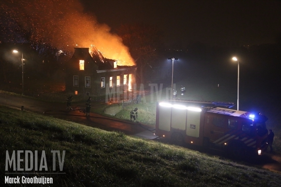 Uitslaande brand in leegstaande boerderij Hogedijk Rotterdam-Pernis (video)