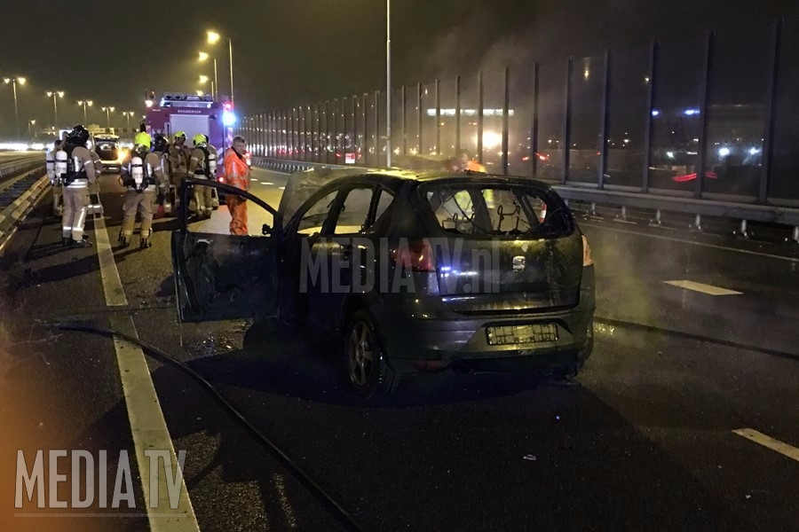 Auto in vlammen op na aanrijding snelweg A15 bij Barendrecht