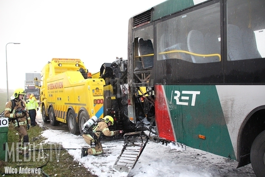 Lijnbus van de RET in brand op A29 Barendrecht (video)