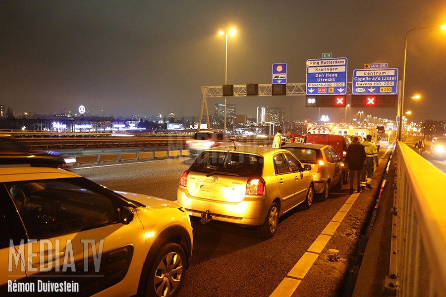 Kettingbotsing met 16 voertuigen op snelweg A16 Rotterdam (video)