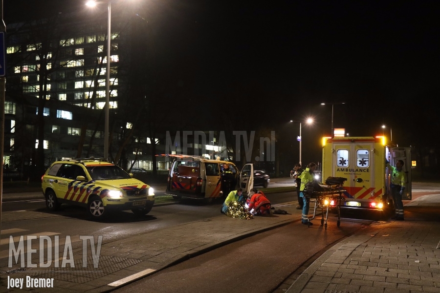 Voetganger geschept door auto Kleiweg Rotterdam (video)