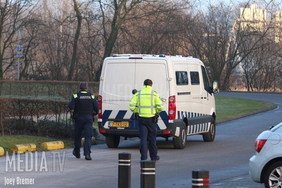 Vuurwapengevaarlijke gevangene ontsnapt in Rotterdam-Schiebroek (video)