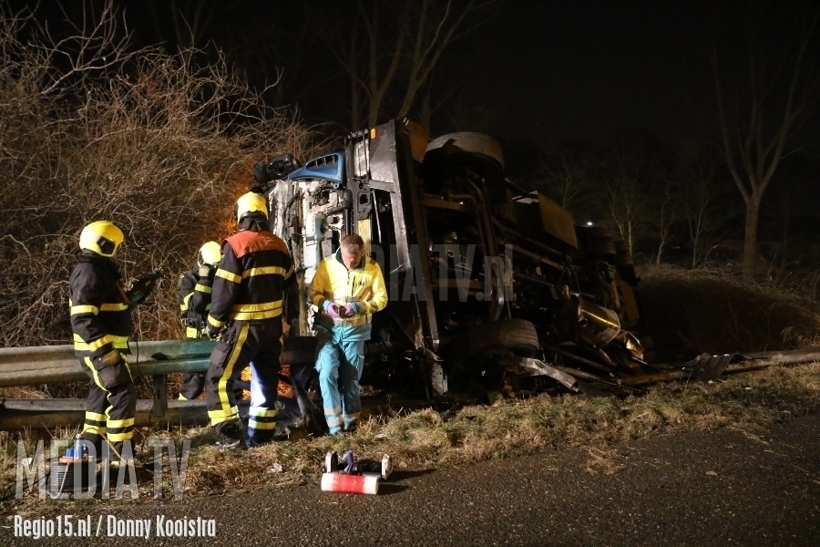 Vrachtwagenchauffeur overleden bij ongeval op de A13 bij Delft