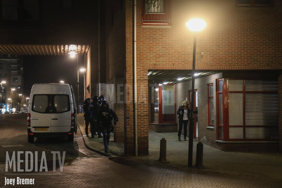 Inval door arrestatieteam naar ontsnapte gevangene Noordmolenstraat Schiedam (video)