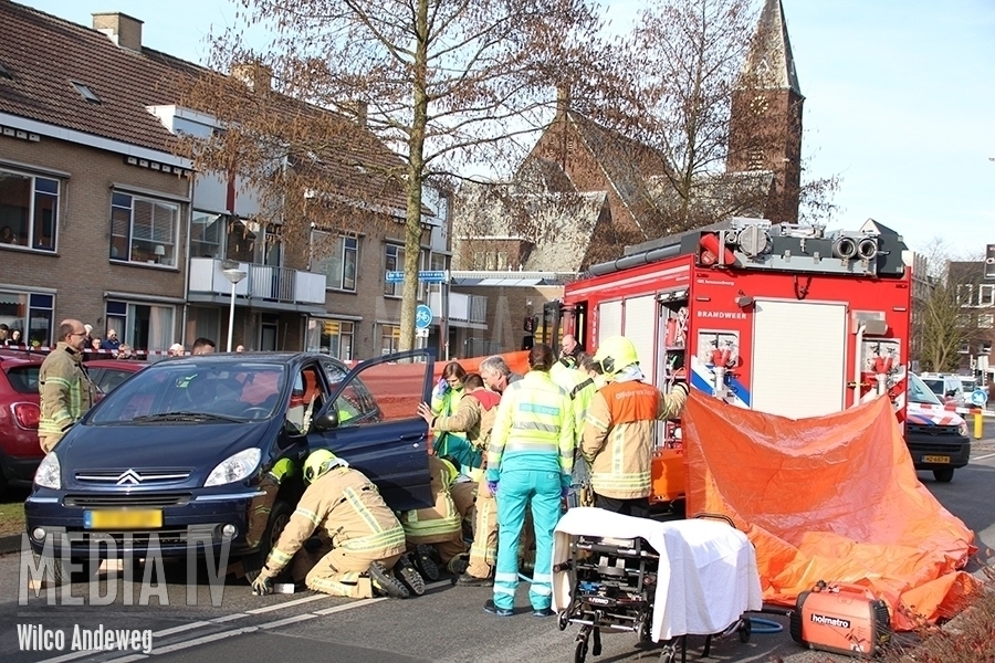 Fietser komt onder auto 2e Barendrechtseweg Barendrecht (video)
