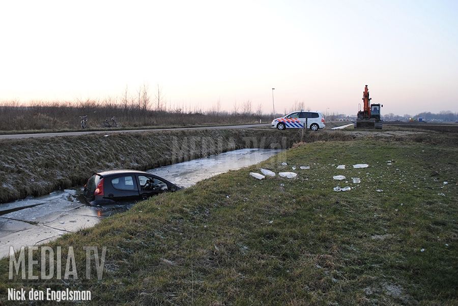 Auto zakt door het ijs aan de Langeweg in Heerjansdam
