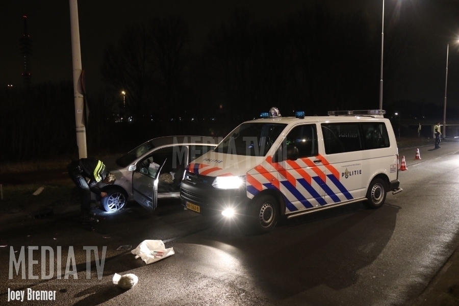 Auto vol hennep crasht tijdens politie-achtervolging Groene Kruisweg Rotterdam (video)