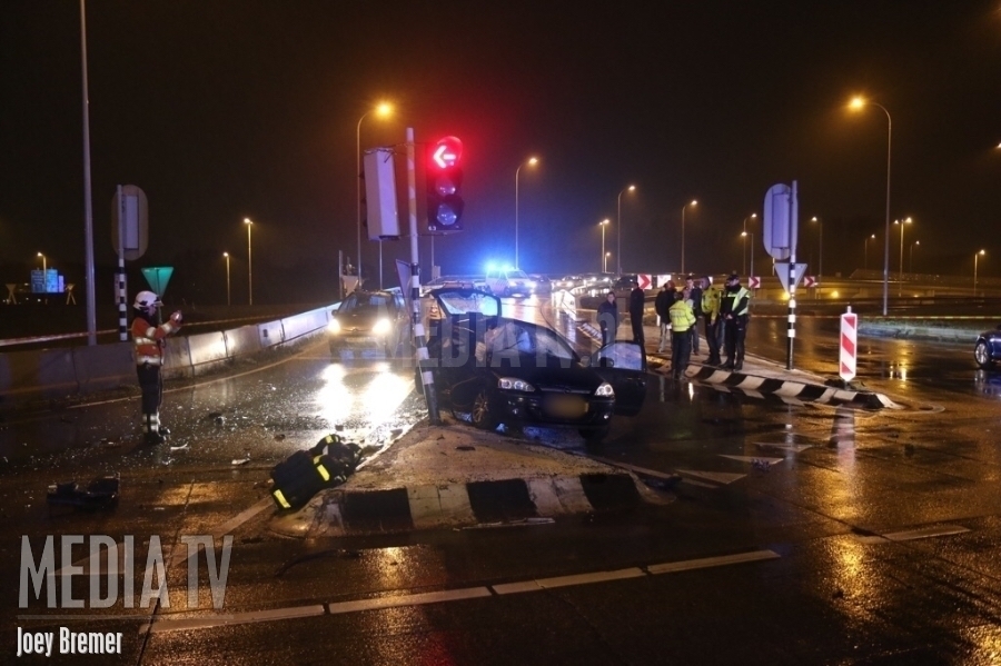 Ernstig ongeval tussen personenauto en een vrachtwagen Vondelingenweg Rotterdam