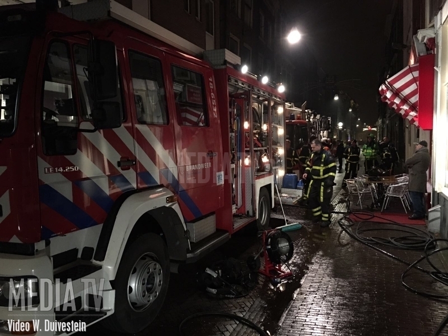 Gewonde bij grote brand in woning Voorstraat Dordrecht (video)