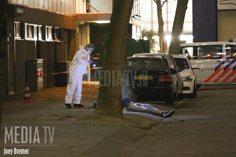 Dode man gevonden op straat Zoutmanstraat Rotterdam (video)