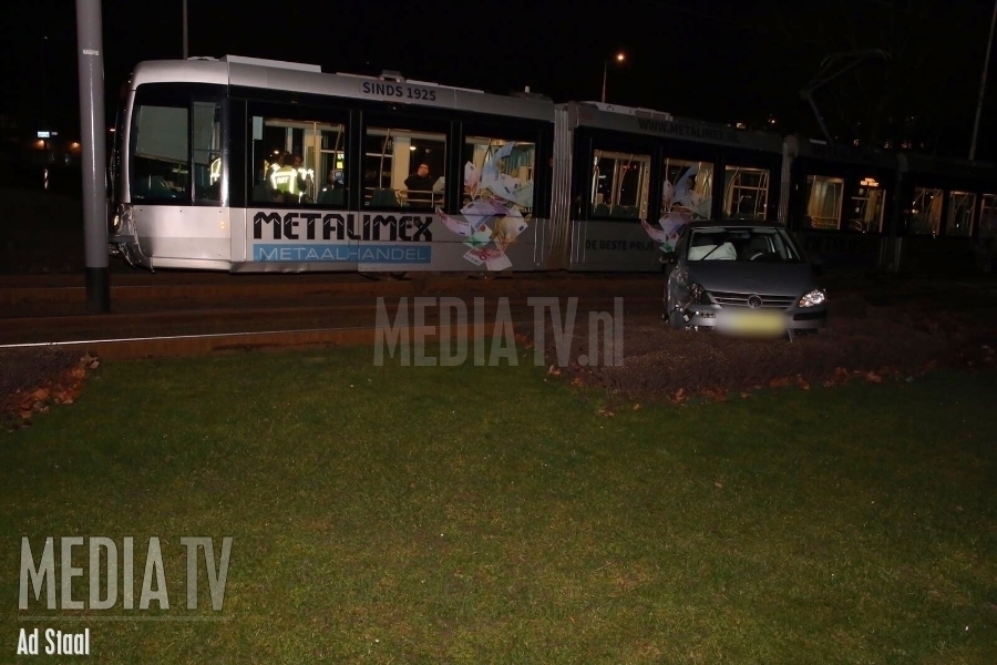 Gewonde bij aanrijding auto vs tram Kreekhuizenplein Rotterdam
