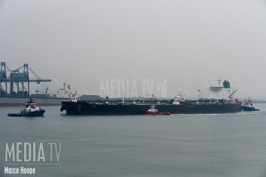 Iraanse olietanker "Huge" in de Rotterdamse haven