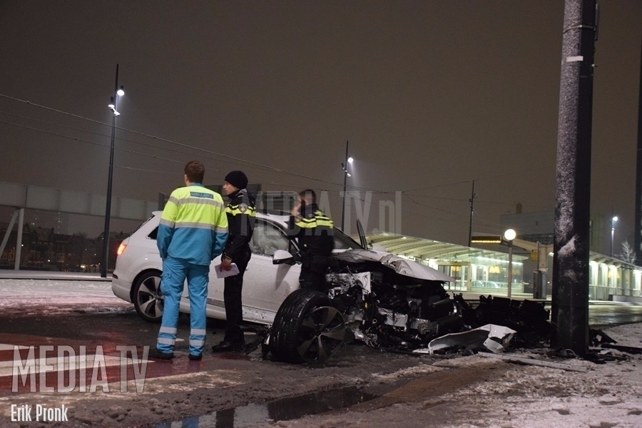 Audi Q7 crasht tegen paal; bestuurder aangehouden Wilhelminaplein Rotterdam (video)