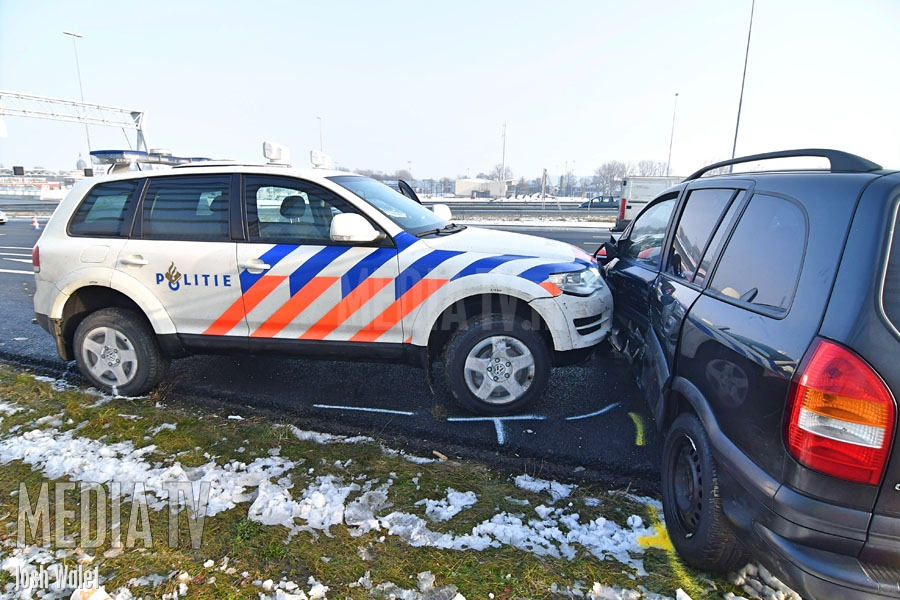 Politie rijdt auto klem na achtervolging A4 Leiden