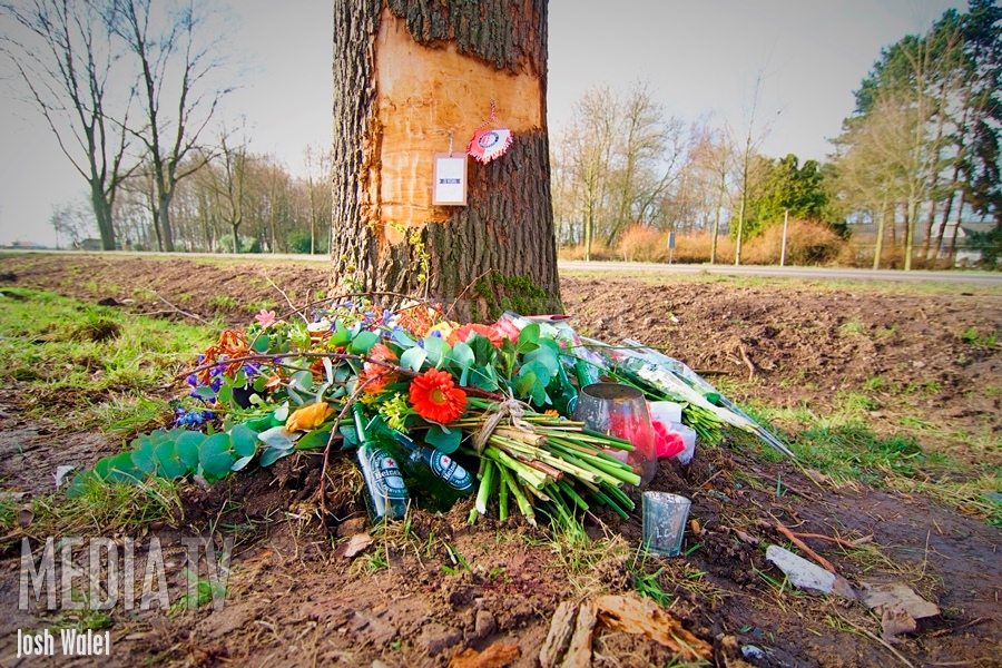 Bloemen neergelegd op plek dodelijk ongeval Tweede Bloksweg Waddinxveen (video)