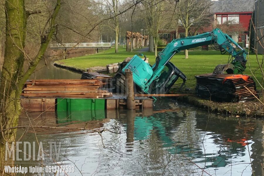 Graafmachine te water Hartelpark Spijkenisse