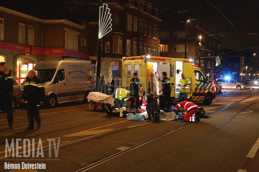 Voetganger geschept door auto Straatweg Rotterdam (video)