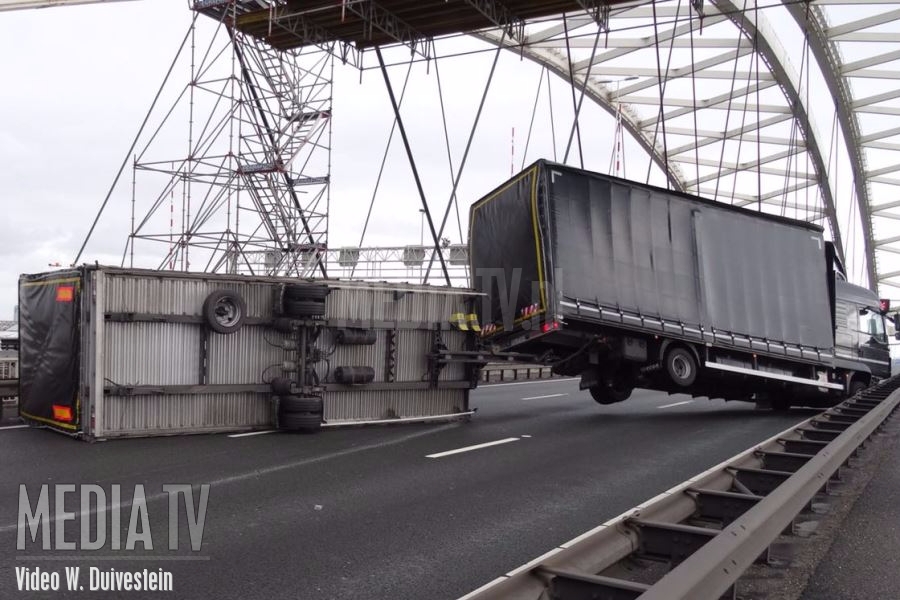 Aanhanger van vrachtwagen omgewaaid op de Van Brienenoordbrug Rotterdam (video)