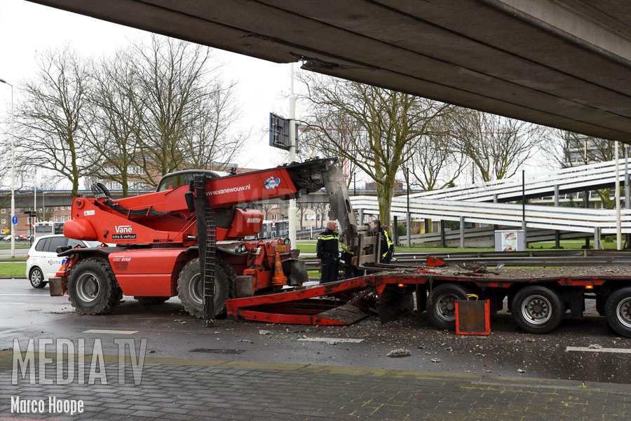 Verreiker valt van vrachtwagen na botsing met viaduct AHOY Rotterdam (video)