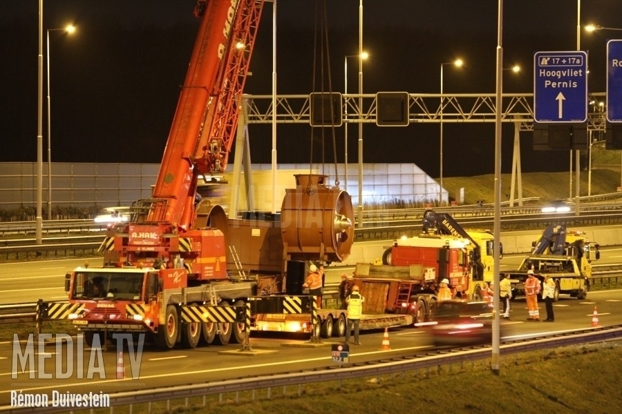 Vrachtwagen met hoge lading botst tegen viaduct over A15 Rotterdam