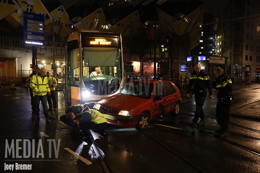 Alcomobilist botst tegen tram op de Blaak Rotterdam