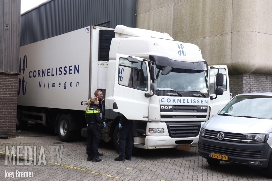 Overleden chauffeur gevonden in vrachtwagen Abraham van Stolkweg Rotterdam