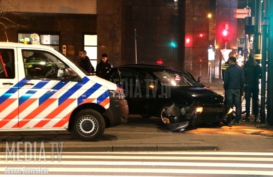 Auto botst op paal Weena Rotterdam