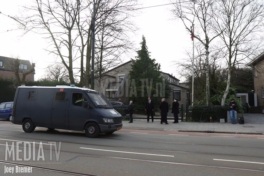 Straatweg in Rotterdam bij woning Turkse consul afgesloten door politie (video)