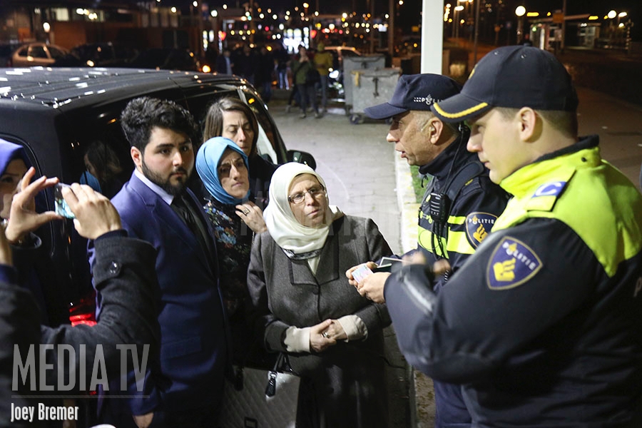 Turkse minister in Rotterdam tegengehouden (video)