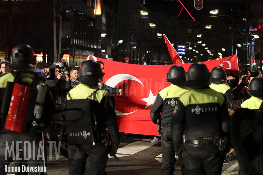 Beelden relschoppers bij Turkse consulaat openbaar