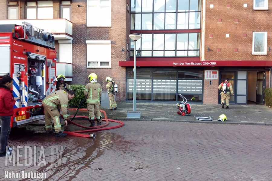 Flat ontruimd na kelderbrand aan de Gijsbrecht van Amstelstraat in Vlaardingen (video)