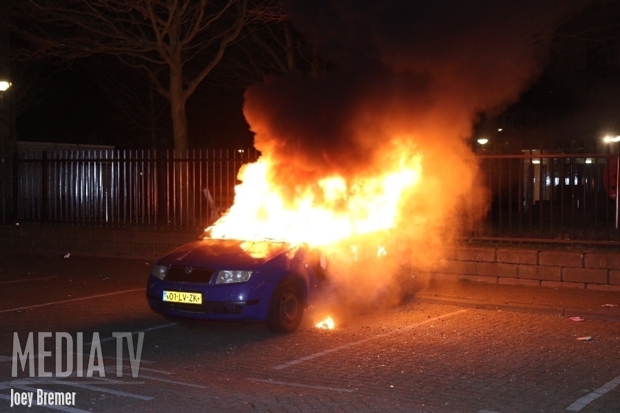Auto gaat in vlammen op Indrapoerastraat Rotterdam (video)