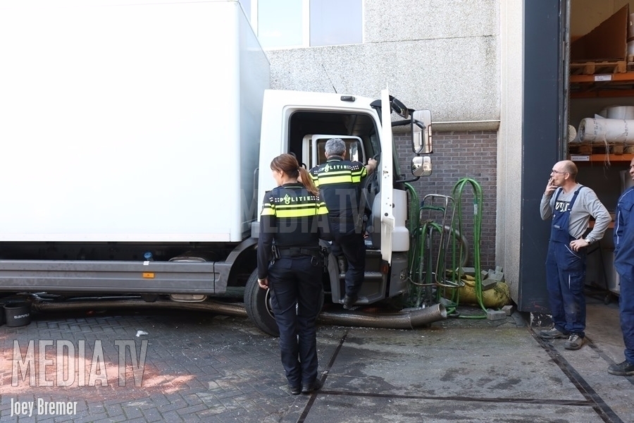 Vrachtwagen rijdt tegen gevel Abraham van Stolkweg Rotterdam (video)