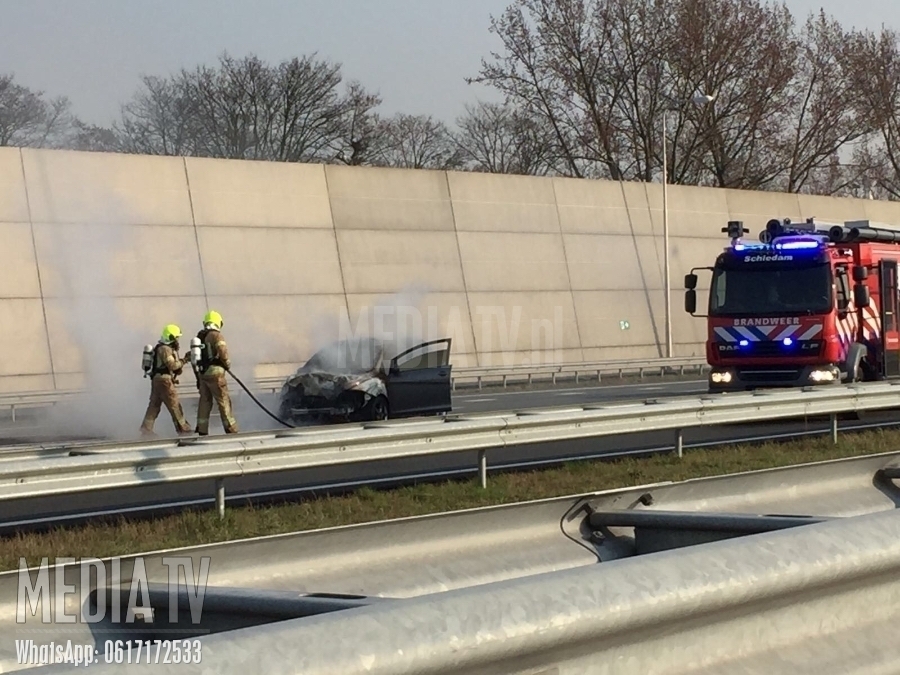 Auto in brand na aanrijding A4 Schiedam
