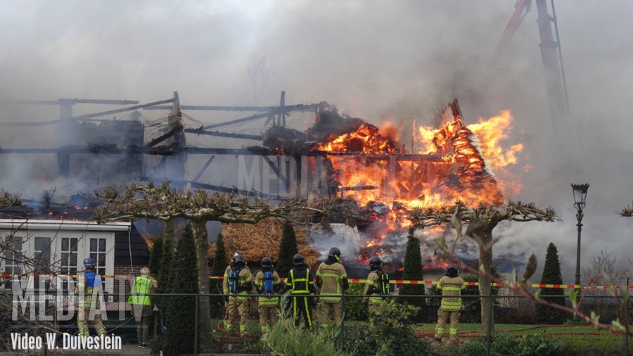 Grote brand legt woonboerderij in de as in Brandwijk (video)