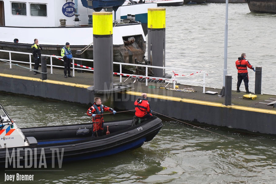 Specialisten zoeken naar mogelijke drenkeling Maashaven OZ Rotterdam