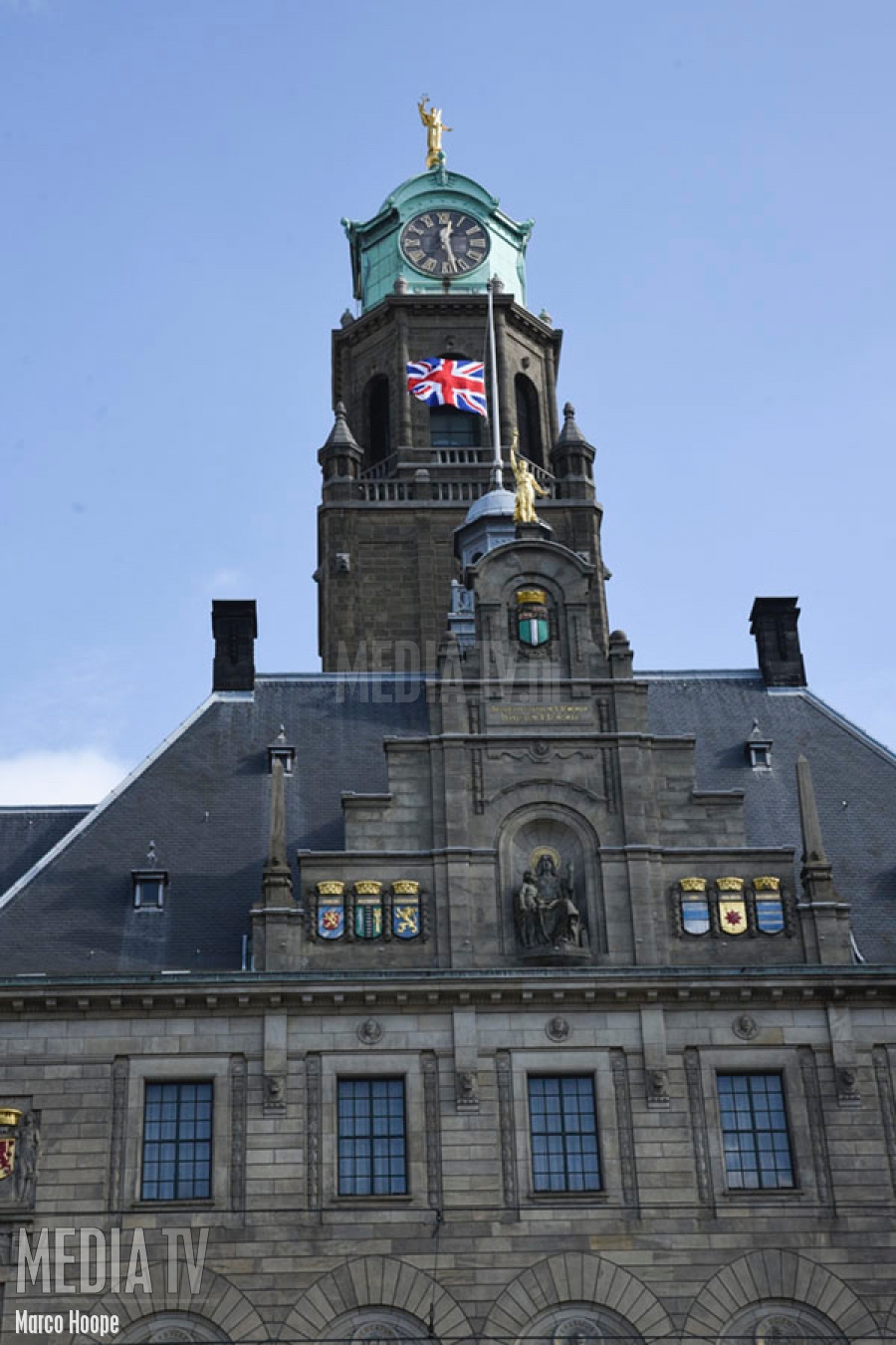 Britse vlag half stok op Rotterdams stadhuis