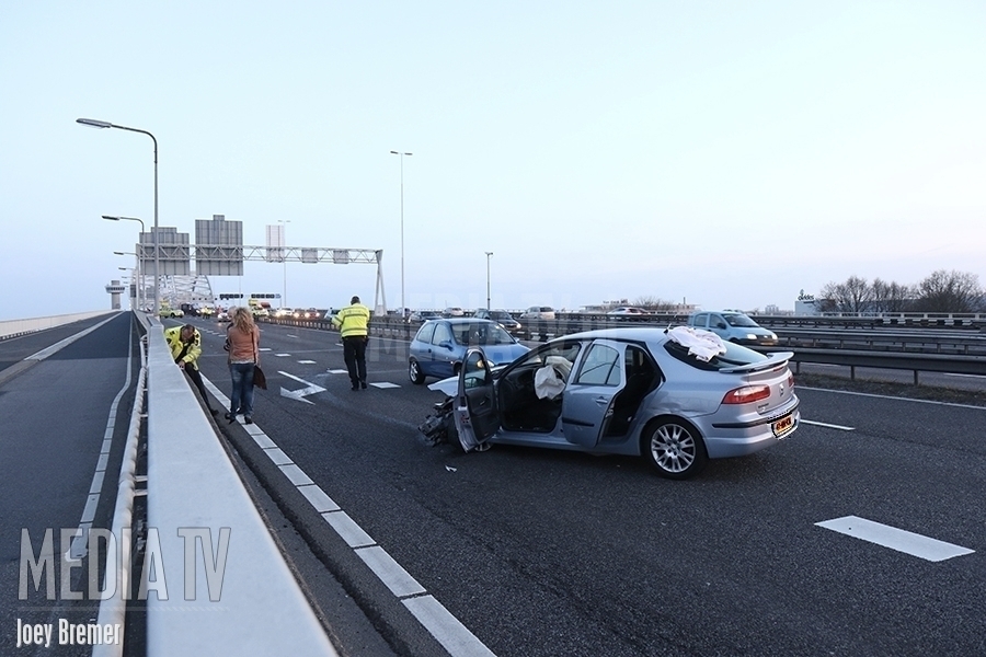 Auto klapt tegen vangrail A16 Rotterdam