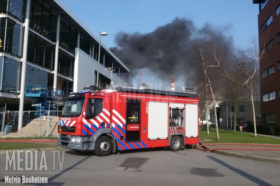 Brand op dak bij autodealer aan de Karel Doormanweg in Schiedam