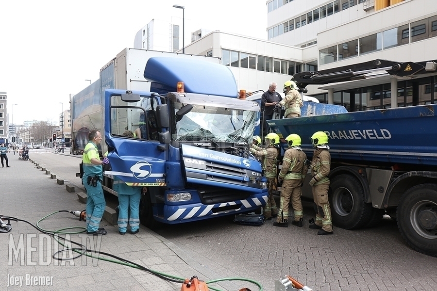 Zware beknelling bij ongeval 2 vrachtwagens Hoogstraat Rotterdam (video)