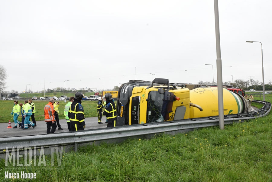 Vrachtwagen gekanteld afrit A29 Oud-Beijerland (video)