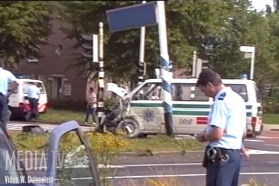 MediaTVClassics(1994): Politiebus en personenauto botsen op de Oldegaarde in Rotterdam