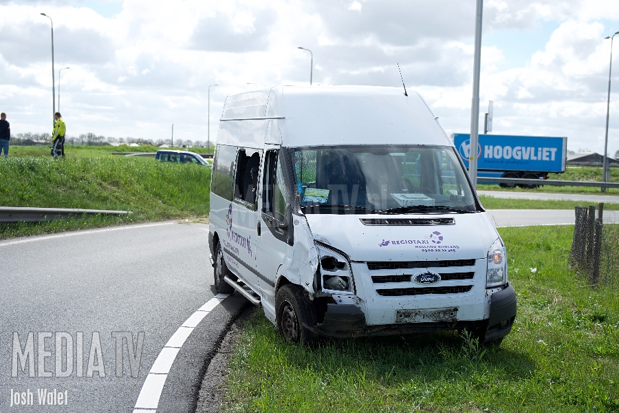 Taxibusje crasht op de N11 bij Alphen aan den Rijn