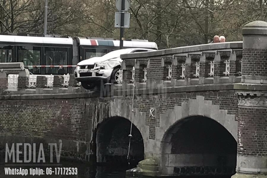 Auto ramt Noorderbrug in Rotterdam na achtervolging (video)